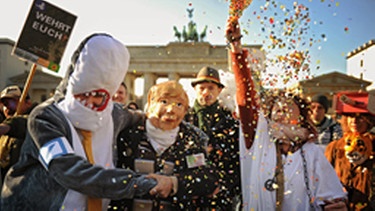 Verkleidete Demonstranten der Occupy-Bewegung protestieren am Freitag (11.11.2011) unter dem Motto "Noch sind wir die Narren" vor dem Brandenburger Tor in Berlin. Die Kapitalismusgegner kritisieren die Macht der Finanzmärkte. Foto: Hannibal dpa/lbn  +++(c) dpa - Bildfunk+++ | Bild: dpa / picture alliance