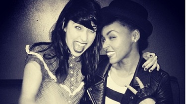 Kimbra mit Janelle Monáe | Bild: Screenshot Instagram: @kimbramusic