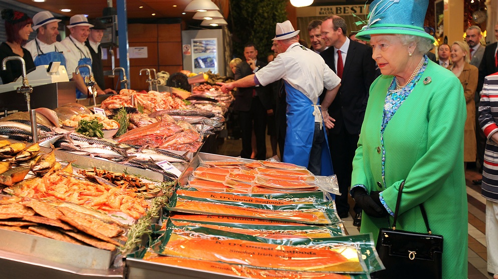 Britain's Queen Elizabeth II visits Fish Monger Pat O'Connell's stall at The English Market in Cork City during the four day State Visit to Ireland, 20 May 2011. The Royal couple arrived on 17 May in Ireland for a historic four-day state visit, the first by a British monarch since Irish independence. Photo: MAXWELLS IRISH GOVERMENT/POOL | Bild: Irish Government Pool