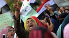 Frauen demonstrieren am Dienstag (08.02.2011) auf dem Tahrir-Platz in Kairo in einer seperaten Gruppe, um nicht mit Männern in Kontakt zu kommen. Die Massenproteste gegen den ägyptischen Präsidenten Mubarak sind am Dienstag in die dritte Woche (08.02.) gegangen.  Foto: Hannibal dpa  +++(c) dpa - Bildfunk+++ | Bild: Hannibal Hanschke