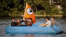 Ein Boot mit einer Fahne der Piraten-Partei schwimmt am Freitag (16.09.2011) auf der Spree in Berlin. Die Berliner wählen am 18. September ein neues Abgeordnetenhaus. Foto: Hannibal dpa/lbn  +++(c) dpa - Bildfunk+++ | Bild: dpa/picture-alliance