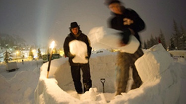 Members of the 'Occupy WEF' movement build an igloo at their camp site two days before the opening of the 42nd Annual Meeting of the World Economic Forum, WEF, in Davos, Switzerland. The main theme of the Meeting, which will take place from 25 to 29 January, is 'The Great Transfomation: Shaping New World'. | Bild: dpa / picture-alliance