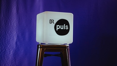 PULS Logo-Cube auf dem Storyteller:innen Stuhl bei PULS Storytime 2021. | Bild: BR/Kilian Seiler