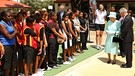 Queen Elizabeth II. trifft in Australien auf indigene Studenten. | Bild: Paul Kane / Pool