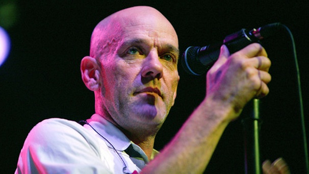 R.E.M.-Sänger Michael Stipe im Olympia Theatre in Dublin 2007. | Bild: Gareth Chaney / dpa