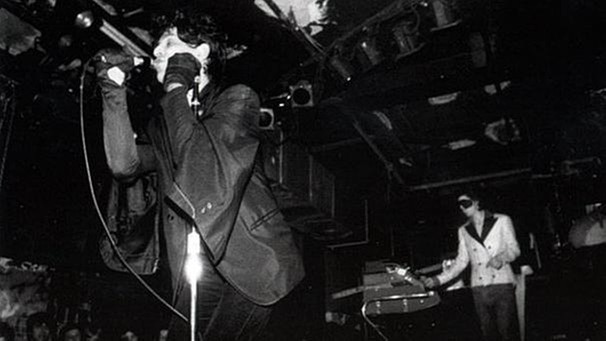 Suicide alias Alan Vega und Martin Rev bei einem Liveauftritt Ende der 70er Jahre (Booklet-Scan) | Bild: Mute Records / EMI