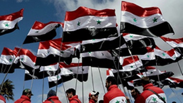 epa03145663 A handout picture released by Syrian Arab News Agency (SANA) shows Syrians waving their national flag during a rally at Umayyad Square in Damascus, Syria, 15 March 2012. Thousands of Syrians loyal to the regime of President Bashar al-Assad gathered on 15 March in the capital Damascus, state media reported. Around one million people are expected to take part in the rally that coincides with the first anniversary of a popular revolt against al-Assad's rule. EPA/SANA / HANDOUT HANDOUT EDITORIAL USE ONLY/NO SALES | Bild: dpa/ picture-alliance