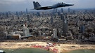 Der Strand und die Skyline von Tel Aviv aus der Luft, inklusive Kampfjet | Bild: Israeli Defense Forces (idf) / H/ picture-alliance/dpa
