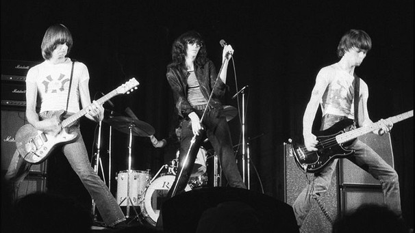 Die Ramones live in New York 1976 | Bild: Plismo