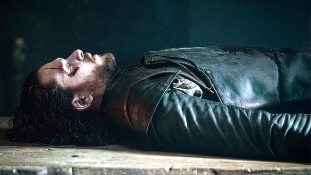 Jons Snow aus Game of Thrones liegt tot auf einem Tisch | Bild: HBO