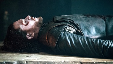 Jons Snow aus Game of Thrones liegt tot auf einem Tisch | Bild: HBO