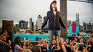 Justin Bieber umgeben von Fans bei einem Livekonzert in religiöser Pose | Bild: picture-alliance/dpa