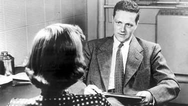Dr. Wardell Pomeroy interviewt 1953 eine Testperson für Kinseys Sexualreport | Bild: picture-alliance/dpa