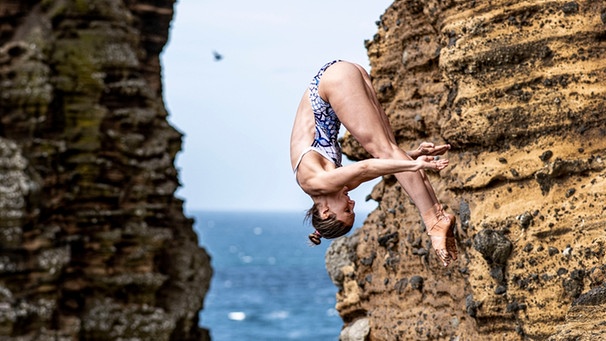 Iris Schmidbauer beim Klippenspringen | Bild: Red Bull Cliff Diving 
