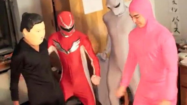 4 Jungs machen den Harlem Shake in Kostümen | Bild: YouTube