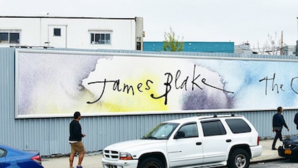 Billboard mit der Aufschrift James Blake The Colour in Anything | Bild: Quentin Blake