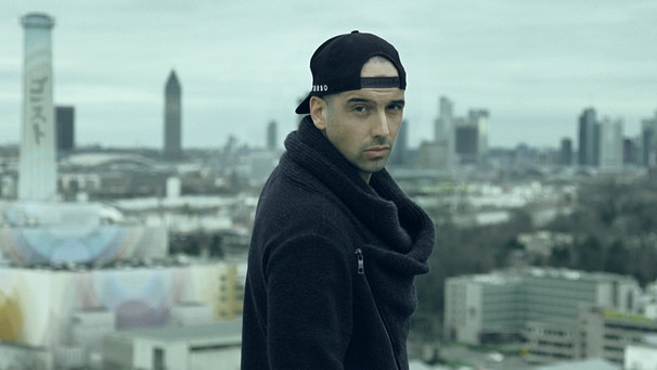 Der Rapper RAF Camora steht auf einem Hochhausdach | Bild: Boldt Berlin
