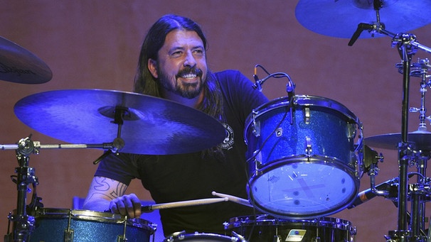 Dave Grohl sitzt an den Drums | Bild: picture-alliance/dpa