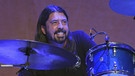 Dave Grohl sitzt an den Drums | Bild: picture-alliance/dpa