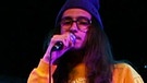 Der Fürther Rapper Johnny Rakete performt sienen Song "42" im PULS Studio, komplett mit Nerd-Brille und Mütze. | Bild: BR