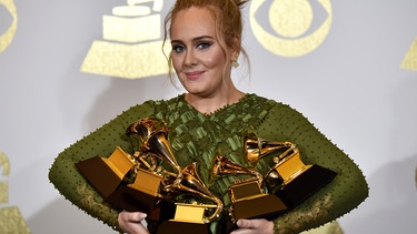 Adele mit ihren fünf Grammys | Bild: picture-alliance/dpa