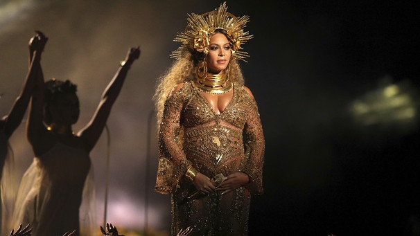 Beyoncé auf der Bühne bei den Grammys | Bild: picture-alliance/dpa