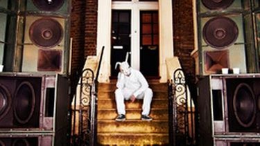 Ein als Hase verkleideter Musiker auf einer Treppe | Bild: Warner