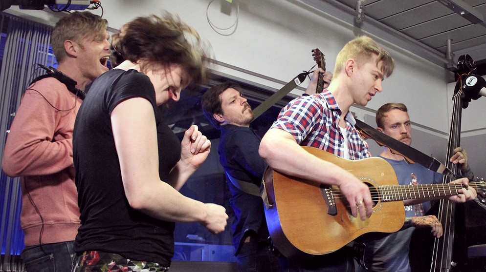 Die britische Folk-Band Skiny Lister spielt einen Song live im PULS Studio | Bild: BR