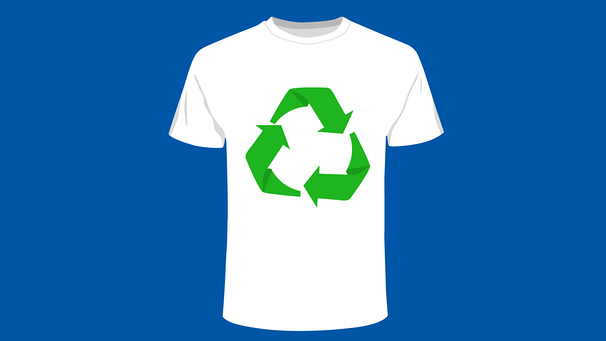 Illustration: Ein weißes T-Shirt mit Recycling-Logo darauf | Bild: BR