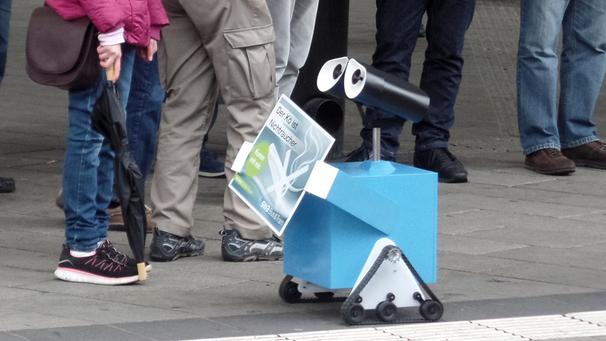 Dieser Roboter soll die Augsburger daran erinnern, am Königsplatz nicht zu rauchen. | Bild: Stadtwerke Augsburg