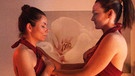 PULS Moderatorin Ariane Alter testet eine Tantra-Massage | Bild: BR 