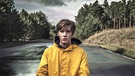 Hauptfigur Jonas in der Serie Dark - im ikonischen gelben Regenmantel | Bild: Netflix