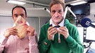 Ron und Matthias mit Burger-Fresstüten | Bild: BR