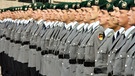 Rekruten der Bundeswehr nehmen in Berlin am öffentlichen Gelöbnis teil. | Bild: picture-alliance/dpa