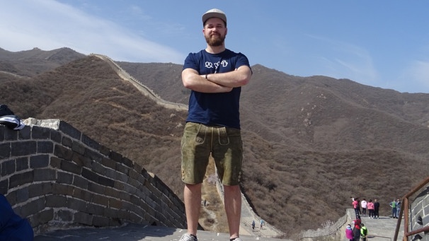 Christian Langer in Lederhosen auf chinesischer Mauer | Bild: Christian Langer