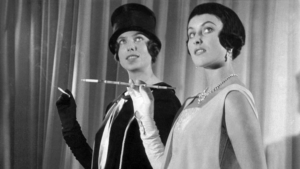 Geschichte der Schönheit: 1920er: Bubikopf, Zigarette, Hut - Frauen sollen möglichst androgyn aussehen. | Bild: picture-alliance/dpa