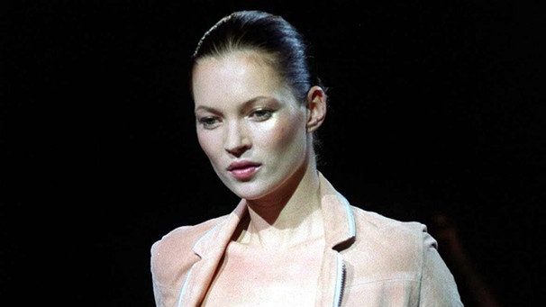 Geschichte der Schönheit: 1990er: Stil-Ikone Kate Moss macht den Heroin Chic populär. | Bild: Stefan Rousseau/picture-alliance/dpa