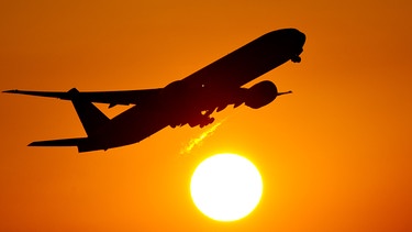 Bild mit Flugzeug in der Abendsonne | Bild: dpa-Bildfunk / Daniel Reinhardt