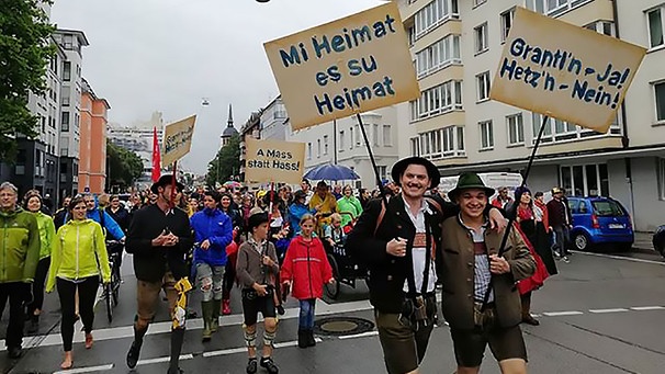 Ausgehetzt Demo in München mit Schild "Grantl'n Ja - Hetz'n Nein" | Bild: Mass statt Hass