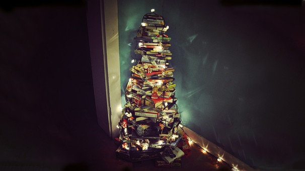 Weihnachtsbaum aus Büchern | Bild: BR
