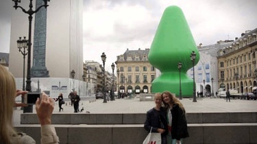 Paul McCarthy's Christmas Tree Statue in Paris | Bild: YouTube