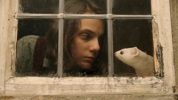 Hauptfigur Lyra am Fenster | Bild: HBO