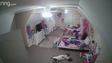 Each time I've watched this video it's given me chills.
A Desoto County mother shared this Ring video with me. Four days after the camera was installed in her daughters' room she says someone hacked the camera &amp; began talking to her 8-year-old daughter.
More at 6 on #WMC5 https://t.co/77xCekCnB0 | Bild: Jessica_Holley (via Twitter)