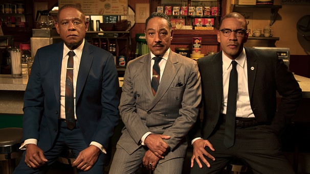 Bumpy Johnson, Malcolm X und Reverend Adam Clayton Powell Jr. in einer Szene aus der Magenta TV-Serie "Godfather of Harlem". | Bild: Epix/Magenta TV