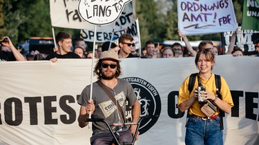 2 Protestierende im Vordergrund des Protests | Bild: BR/Philipp Kimmelzwinger