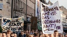 Menschen bei Protestieren mit Plakat "Protestgarten" | Bild: BR/Philipp Kimmelzwinger
