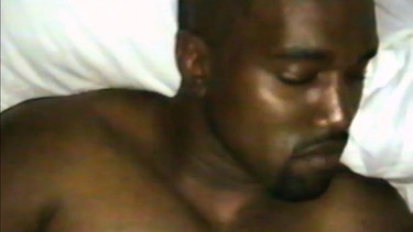 Sieht Kanye nicht friedlich aus, wenn er schläft? | Bild: Screenshot "Famous" /BR