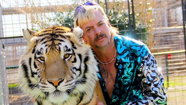 Tiger King Joe Exotic mit einem seiner Tiger in der Netflix-Dokumentation "Großkatzen und ihre Raubtiere"  | Bild: NETFLIX
