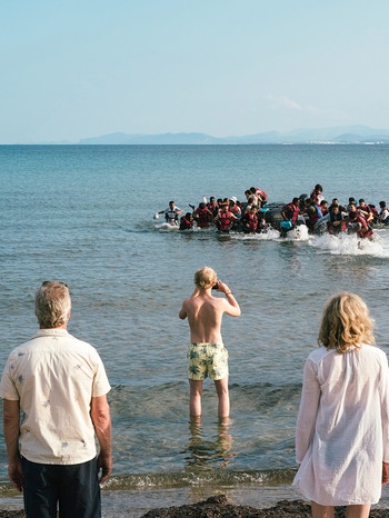 Silke (Juliane Köhler, re.), Jürgen (Wolfram Koch, li.) und Florian (Bruno Alexander, Mi.) beobachten am Strand die Ankunft eines Flüchtlingsbootes. | Bild: © SWR/Pierre Meursaut