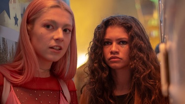 Jules (Hunter Schafer) und Rue (Zendaya) in der Schule in einer Szene aus der HBO-Serie "Euphoria" | Bild: HBO/Sky